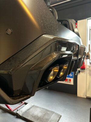 Auspuff eines Sportwagens in Werkstatt