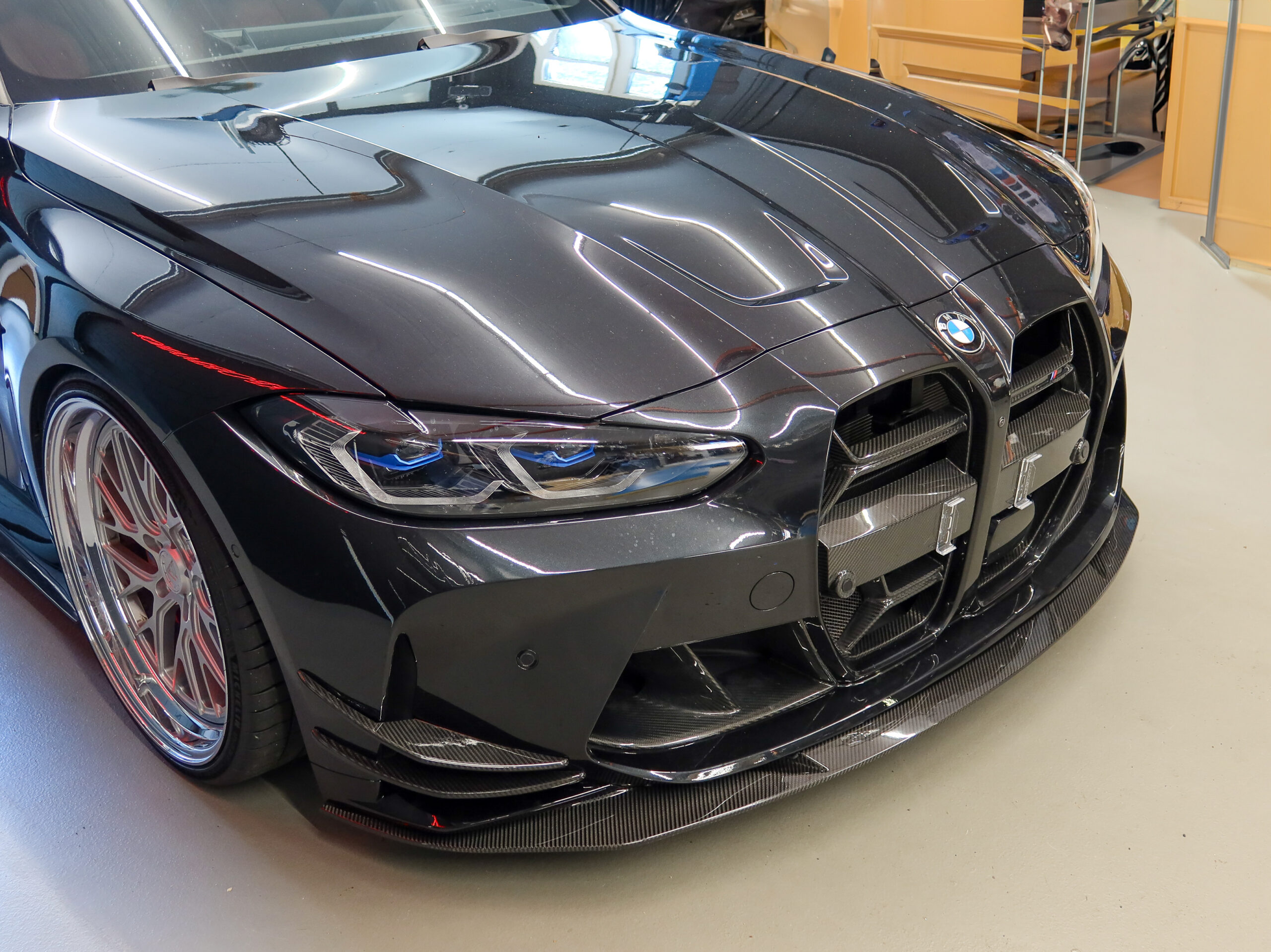 Nahaufnahme eines schwarzen Sportwagens in Garage