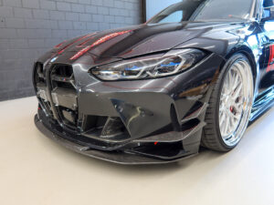 Schwarzes Auto mit sportlichem Design von vorne