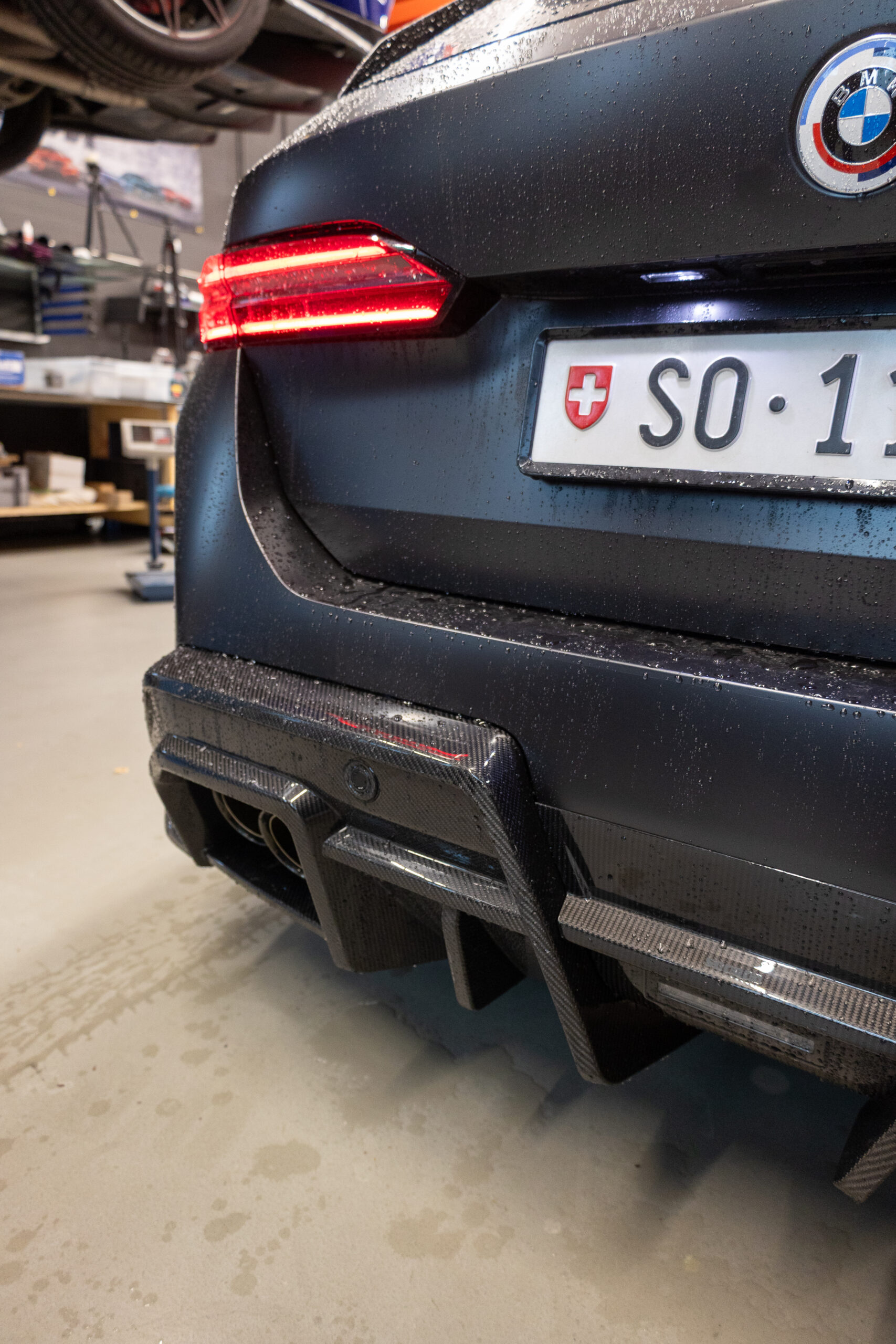 Auto-Heckstoßstange mit Karbonelementen und Wasserflecken.