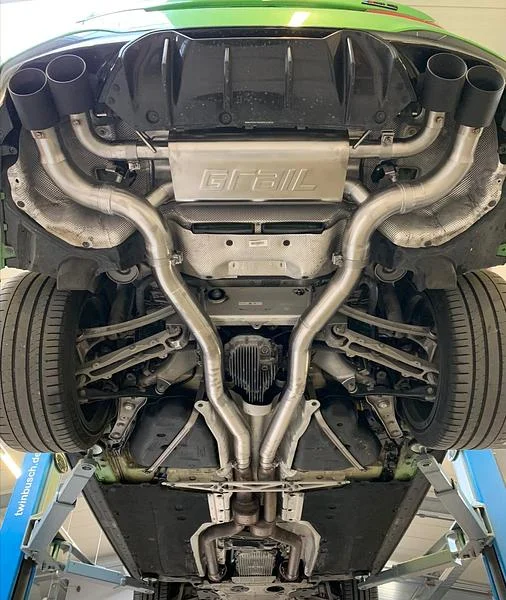 Unterboden eines Autos mit Auspuffanlage.