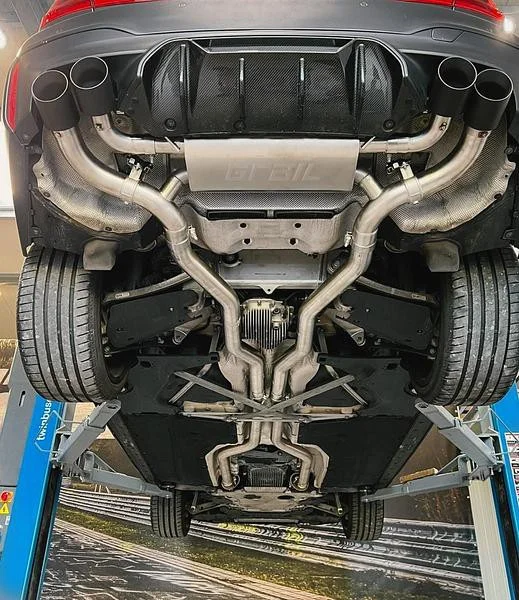 Autoabgasanlage auf Hebebühne in Werkstatt