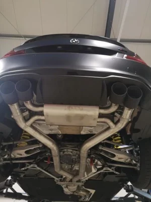 Autoauspuff Ansicht von unten in Werkstatt