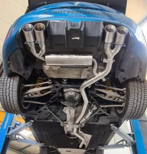 Unterseite eines Fahrzeugs auf einer Hebebühne