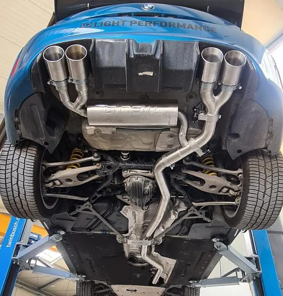 Unterseite eines Fahrzeugs auf einer Hebebühne