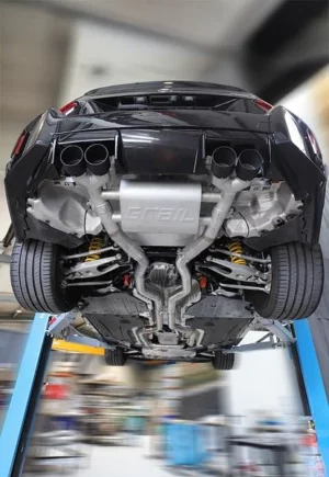 Auto auf Hebebühne von unten sichtbar