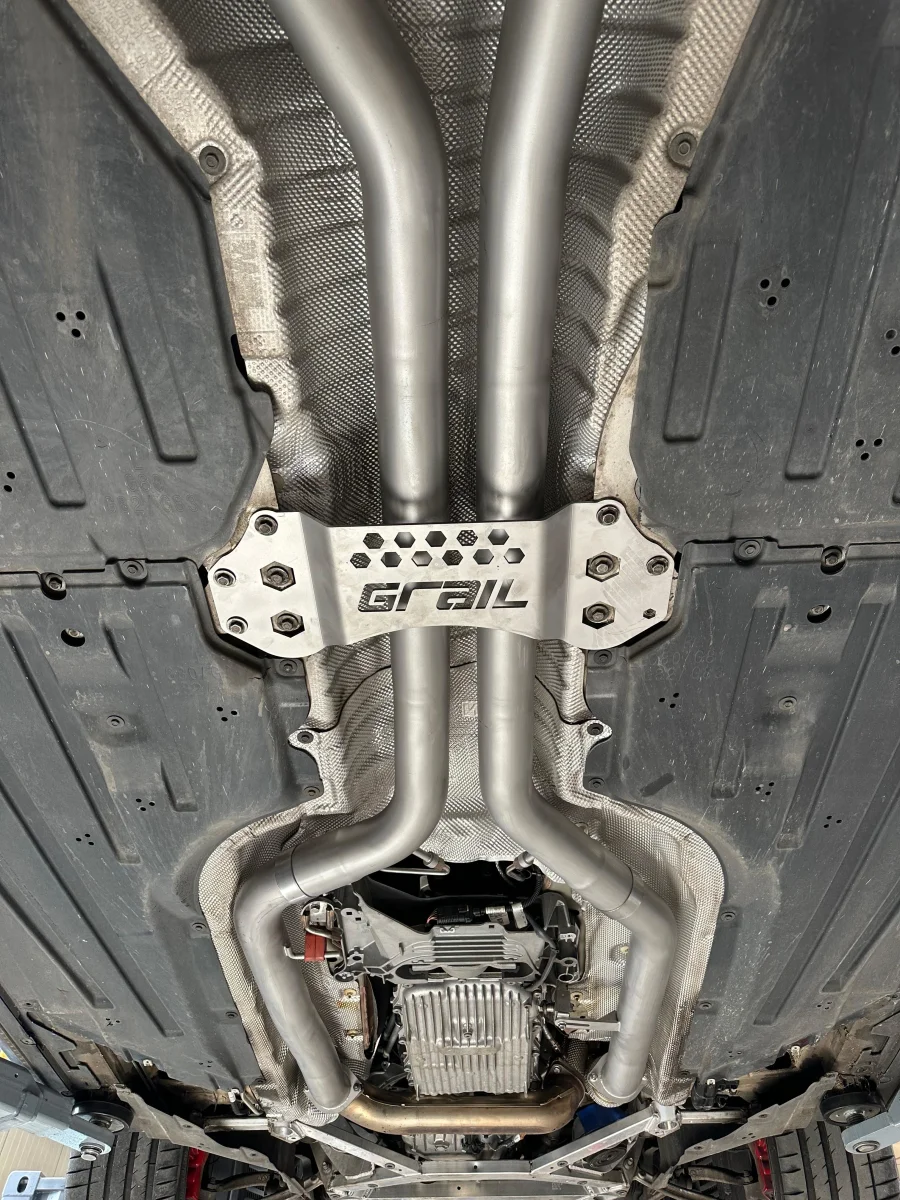 Autoabgasanlage von unten fotografiert