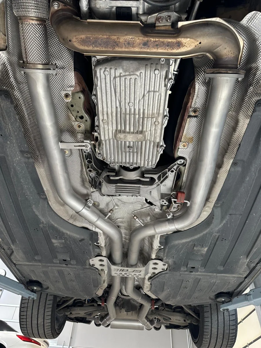 Unterboden eines Autos auf Hebebühne