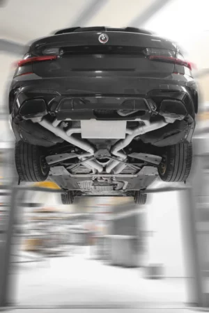 Auto-Unterbodenansicht auf Hebebühne in Werkstatt