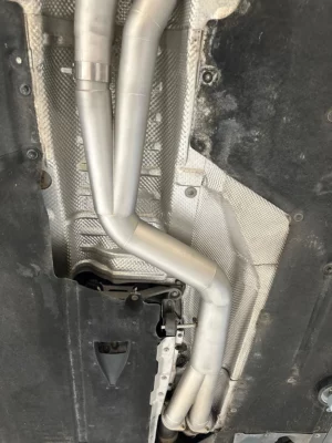 Unterseite eines Fahrzeugs mit Auspuffrohren