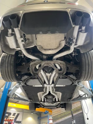 Auto-Unterboden mit Auspuffanlage in Werkstatt