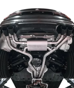 Auto-Abgasanlage von unten betrachtet