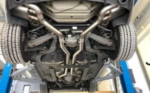 Auto-Unterseite auf Hebebühne in Werkstatt