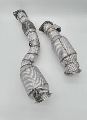 Zwei flexible Abgasrohre aus Metallgeflecht