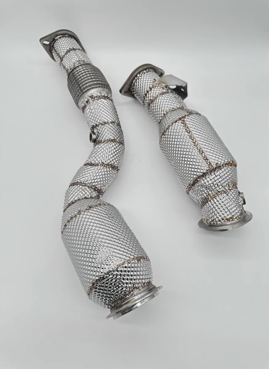 Zwei flexible Abgasrohre aus Metallgeflecht