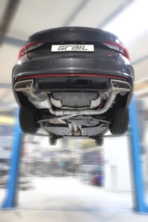 Auto von unten auf Hebebühne im Werkstatt