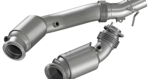 Metallischer Auto-Abgaskatalysator auf weißem Hintergrund