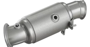 Metallischer Autokatalysator freigestellt auf weißem Hintergrund.