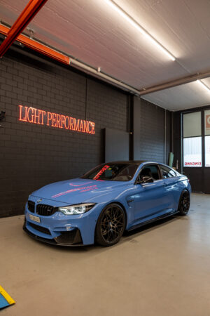 Blaues Auto in einer Garage