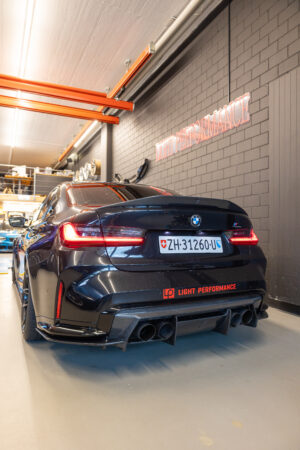 Schwarzes Auto in Werkstatt mit Schweizer Nummernschild