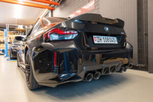 Schwarzer Sportwagen in Werkstatt.